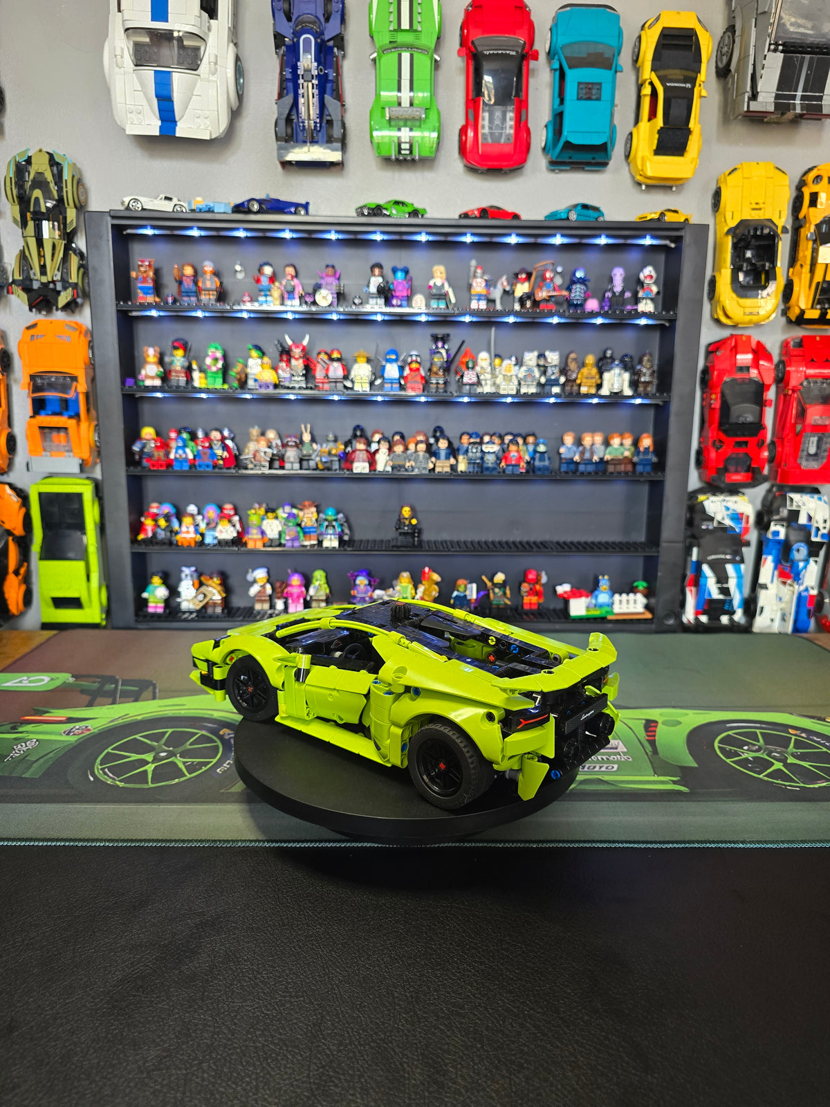 Rear three-quarter view of the lime green Huracán